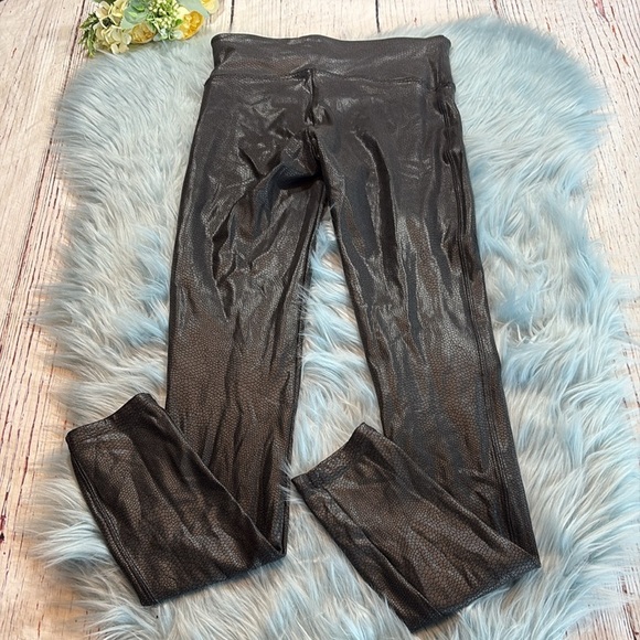 Spanx Faux Leather Pebbled High Waisted Black Leggings sz S - Picture 10 of 10